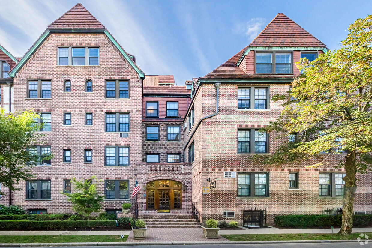 Primary Photo - Tennis View Apartments