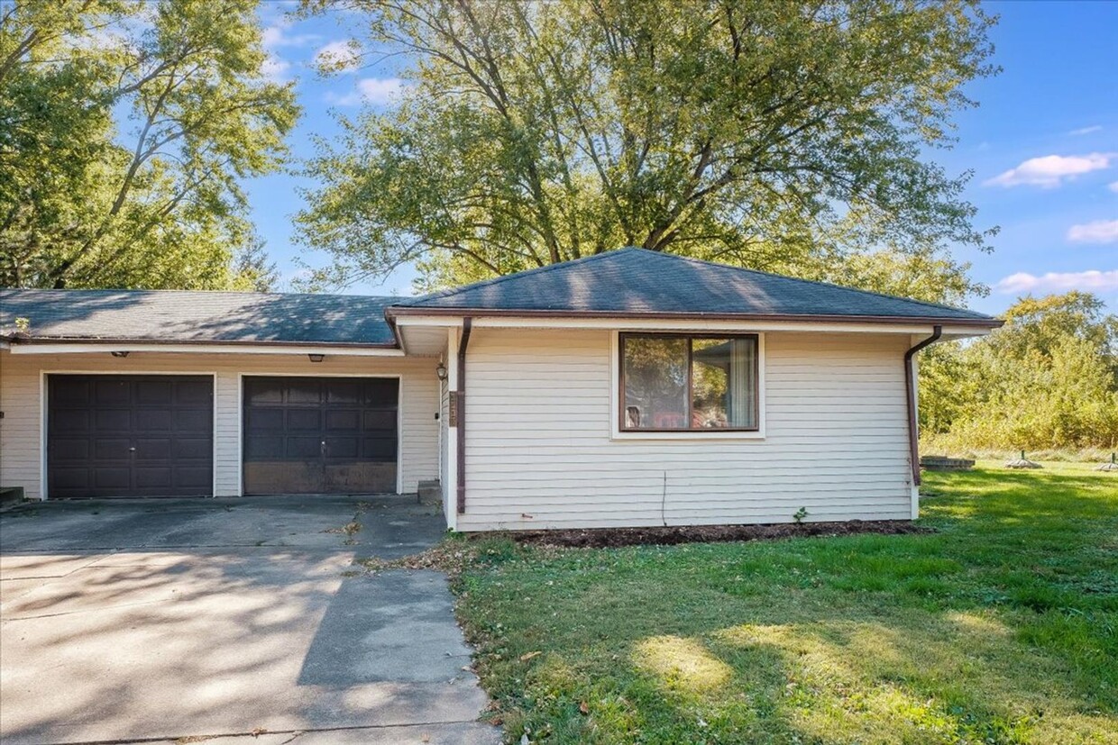 Primary Photo - 2 bedroom, 1 bath duplex