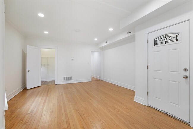 Foto del edificio - 3818 W Irving Park Rd