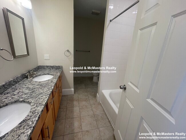 Building Photo - 19 Short St