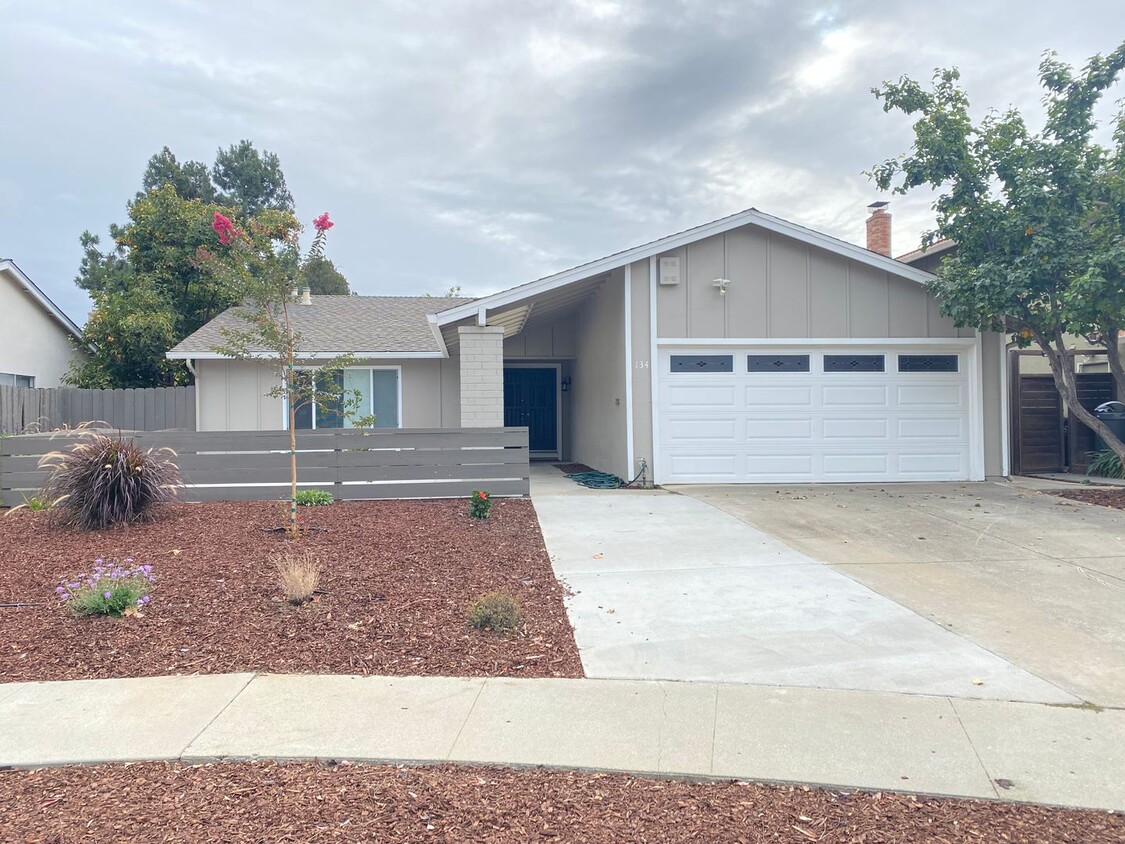 Foto principal - Remodeled 3 Bedroom 2 Bath Home in the Los...