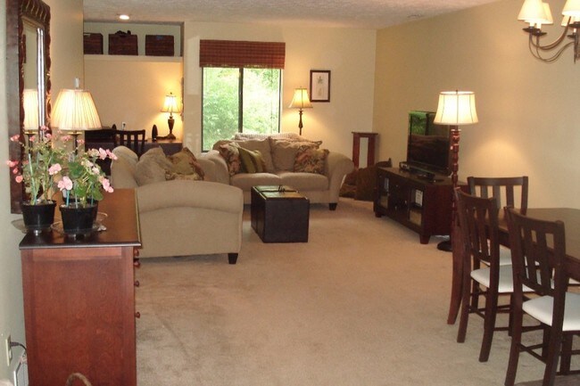 Sala de estar y comedor - 1571 W Pond Dr