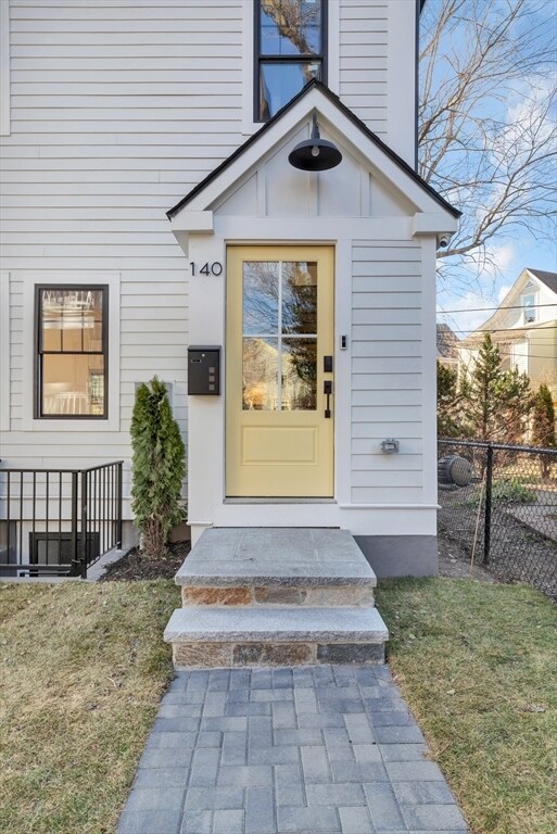 Foto del edificio - 140 Rindge Ave