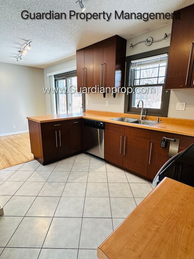 Building Photo - Richfield Single Family Home, Fenced Yard, 2 Car Garage, Dishwasher