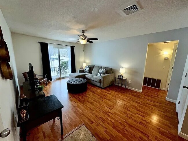Foto del edificio - 176 Maple Ave