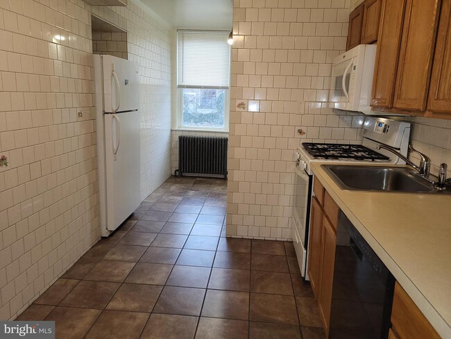 Building Photo - 208 W 28th St