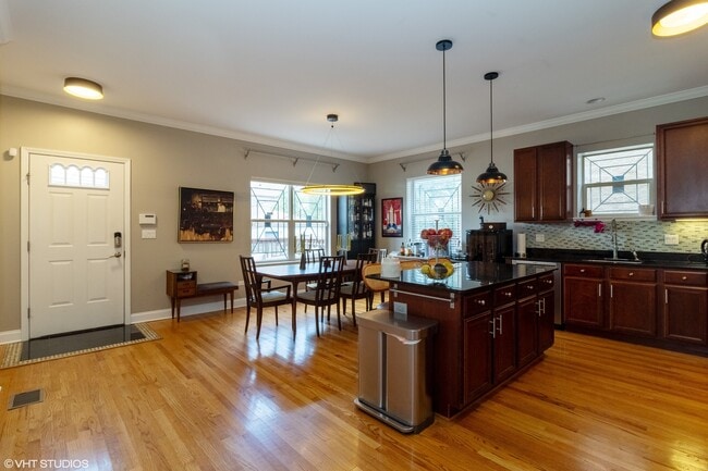 Building Photo - 2042 W Warren Blvd