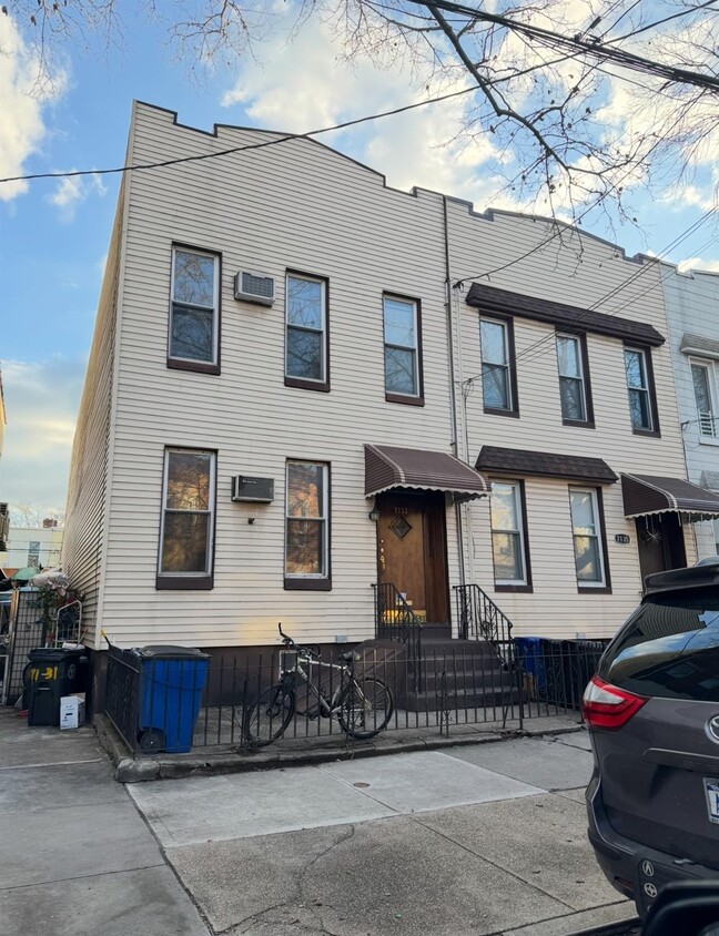 Foto principal - 71-33 67th St