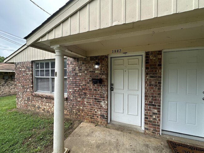 Building Photo - 3802 Pine St