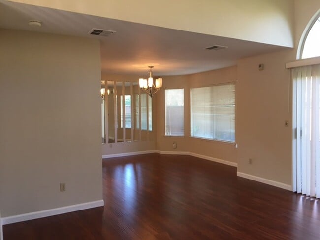Building Photo - Great Location 3 Bedroom 2.5  Bath Townhouse