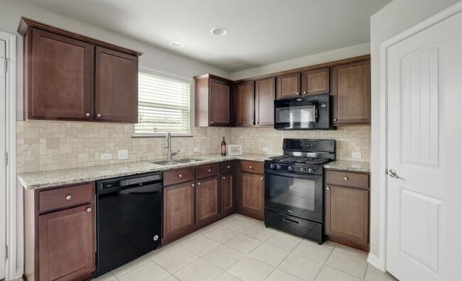Foto del edificio - 228 Friendship Oak Dr