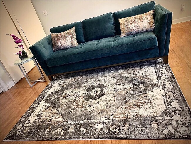 Foto del edificio - Room in Single Family Home on Tom Hunter Rd