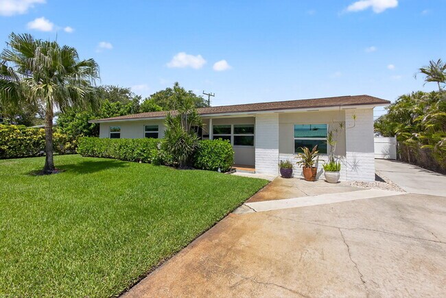 Building Photo - 704 Juniper Dr
