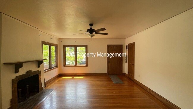 Building Photo - Martinez Beautiful large 2 bedroom 1 bath ...