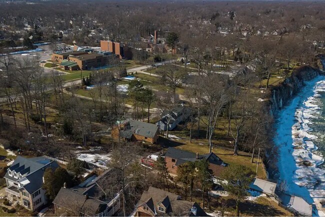 Foto del edificio - 25140 Lake Rd