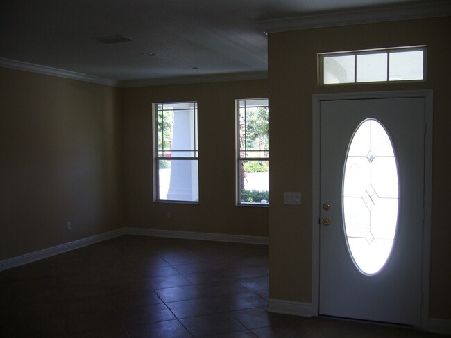 Building Photo - 4 Bedroom/2.5 Bath next to Lake in Winderm...