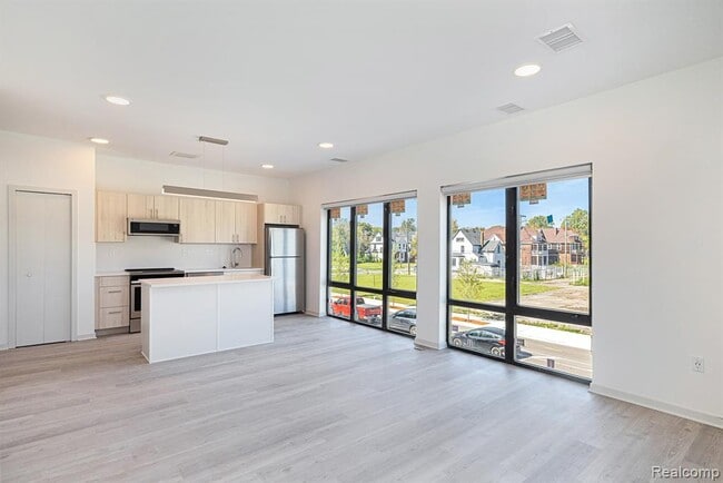 Building Photo - 7410 Kercheval Ave