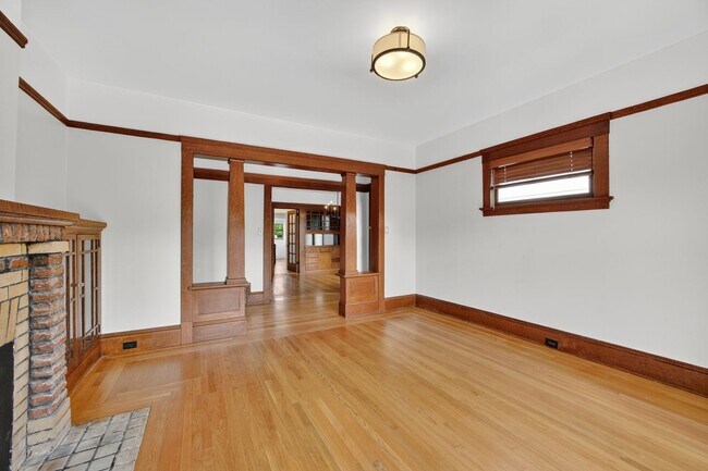 Foto del edificio - Charming Sunset Home with Hardwood Floors ...