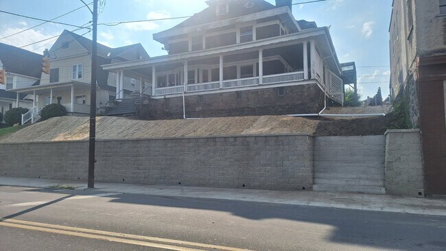 Building Photo - 1209 Providence Rd