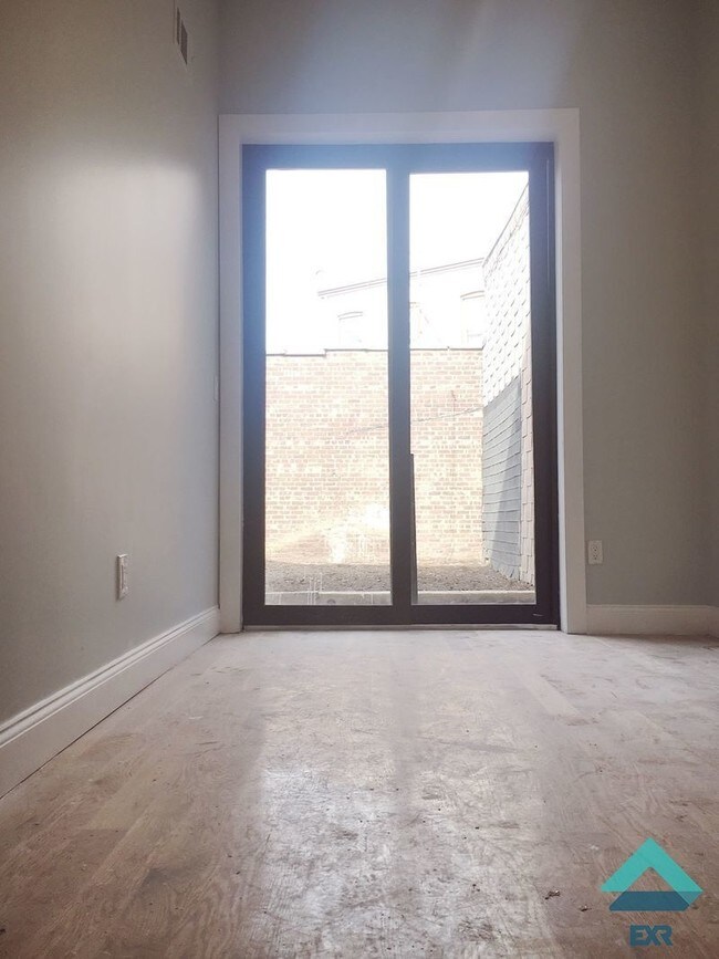 Building Photo - 483 Grandview Ave