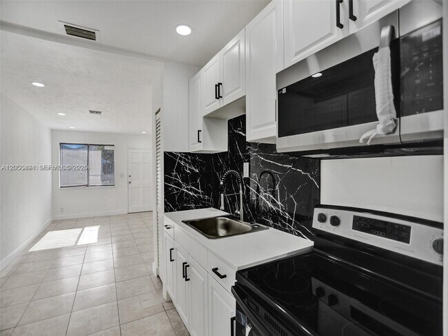 Building Photo - 708 N 20th Ave