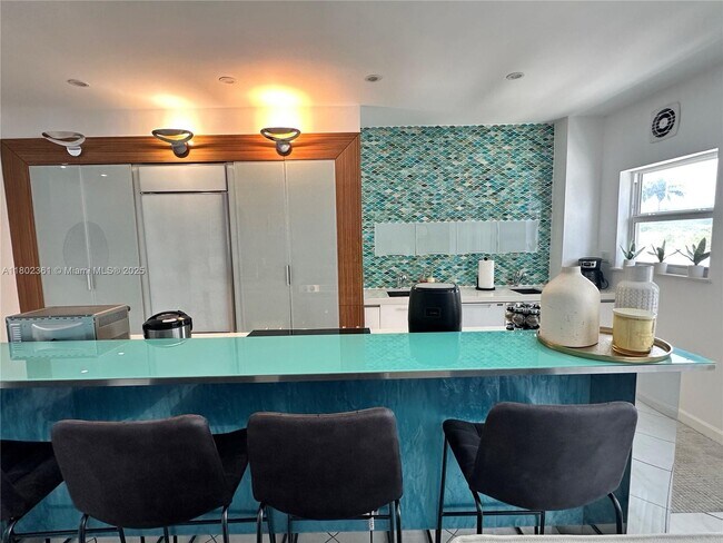 Foto del edificio - 4747 Collins Ave