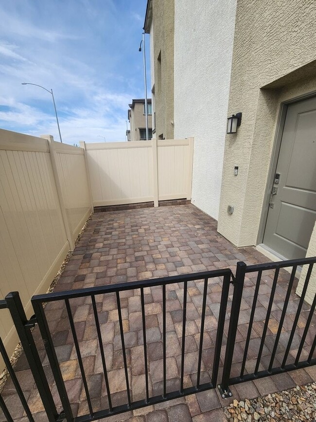 Building Photo - 3 story 3 bed/3 bath townhouse in brand ne...