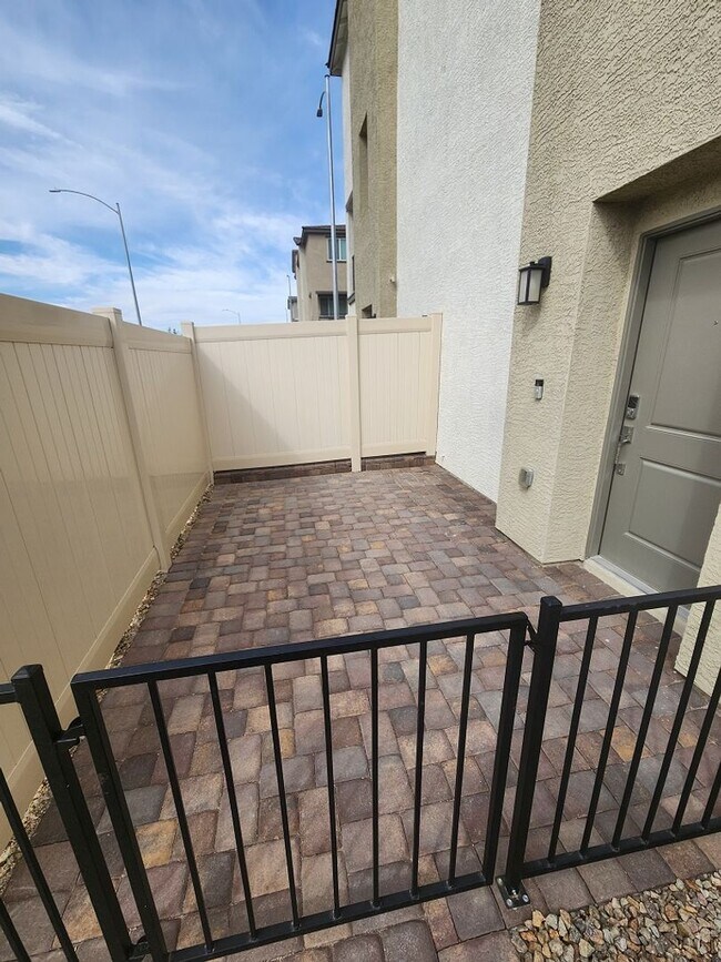 Foto del edificio - 3 story 3 bed/3 bath townhouse in brand ne...