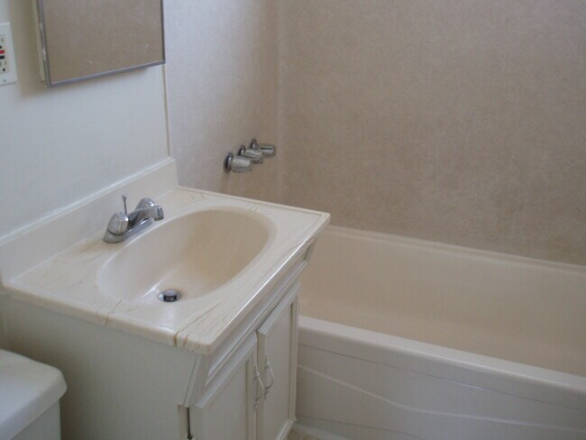 Bathroom has tub/shower combination - 327 W Carson St