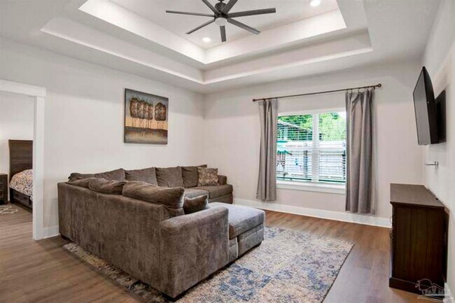 Foto del edificio - 4 bed family home in pool community