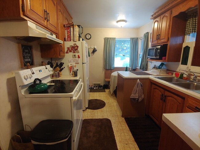 Building Photo - AVAILABLE JUNE - 4 BED 2 BATH