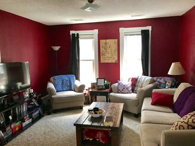 Building Photo - NE Minneapolis 2 Br / 1 Ba Upper Level Dup...