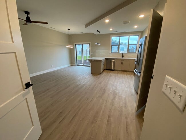 Building Photo - Townhouse with 3 bedrooms / 2 bathrooms in...