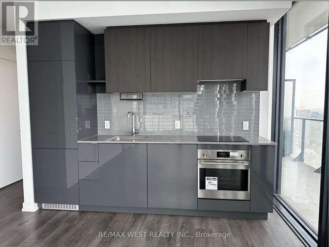 Building Photo - 161-3161 Roehampton Ave