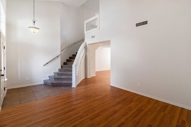 Building Photo - Home For Rent