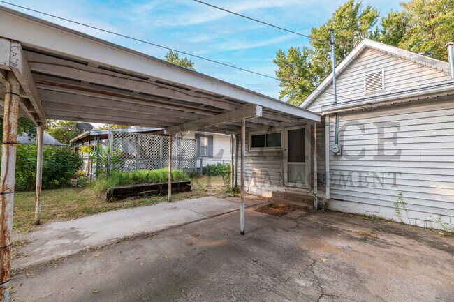 Building Photo - 230 S Millwood Ave