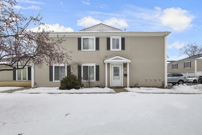 Building Photo - 1561 Quaker Ln
