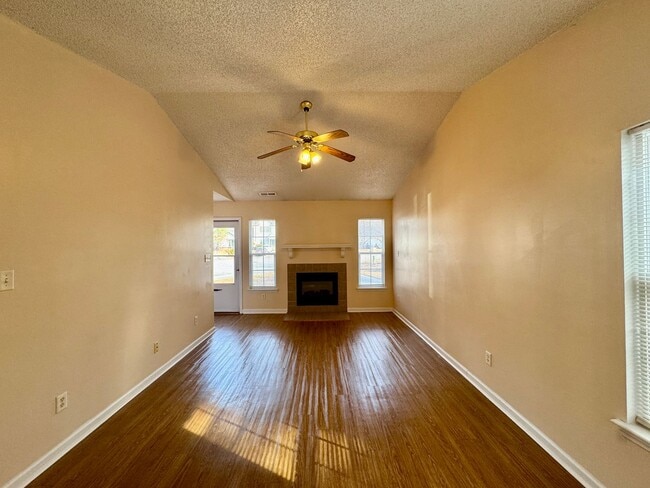 Building Photo - Adorable Duplex- End Unit on Cul-de-Sac