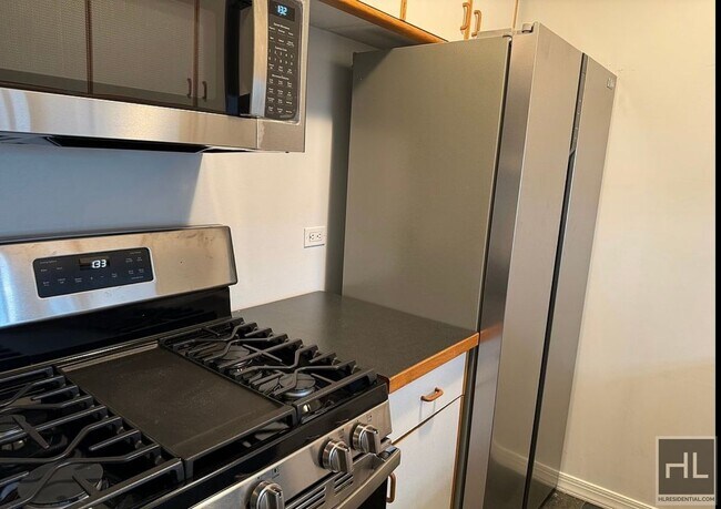 Building Photo - Spacious 1 bedroom in Battery Park