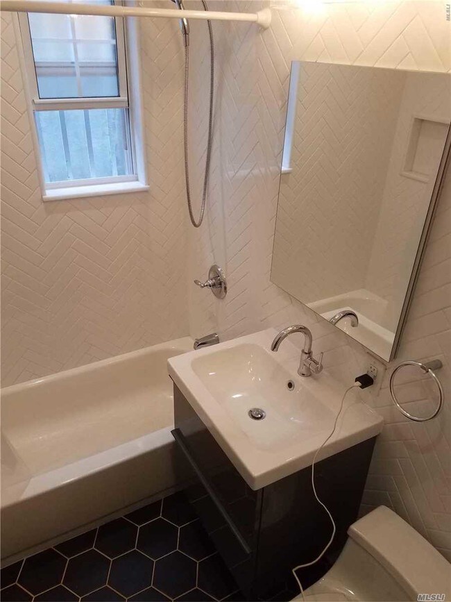 Foto del edificio - 332 Covert St
