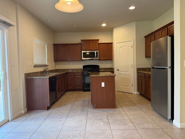 Foto del edificio - 5 bedroom home in W. Roseville. No carpet!