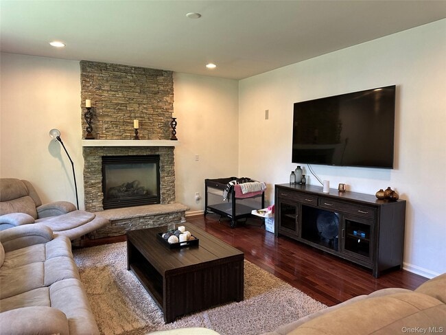 Foto del edificio - 633 Creekside Ln