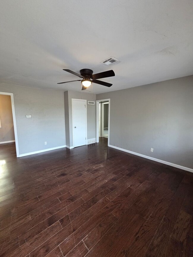 Building Photo - 2118 Greenway Blvd