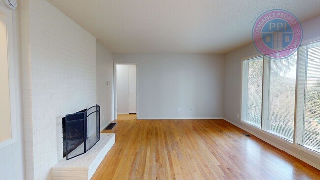 Foto del edificio - Lake Oswego/ Palisades - 3bd/2bth Hardwoods, Finished Daylight Basement with Bonus Rooms, Pet Fri...