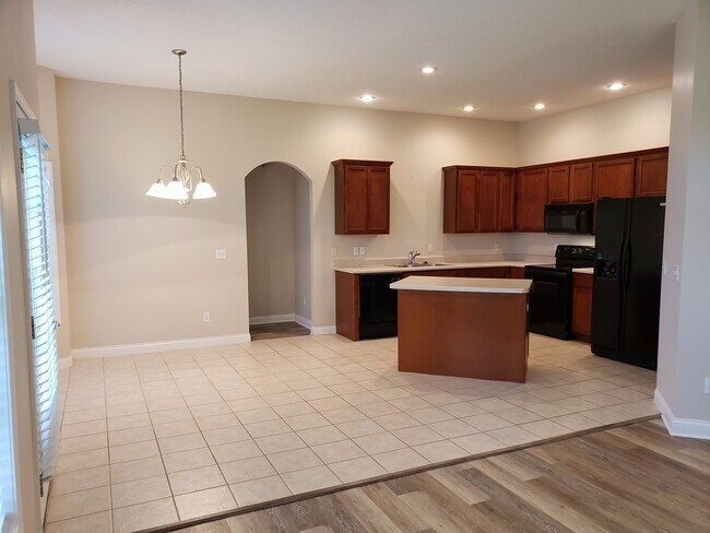 Building Photo - 3 Car Garage, South East Springfield - Cal...