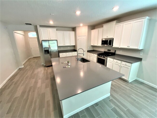 Building Photo - 425 Portada Dr