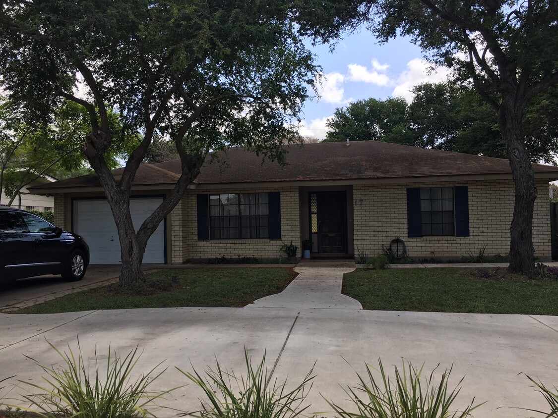 Front - 17 Ebony Ave