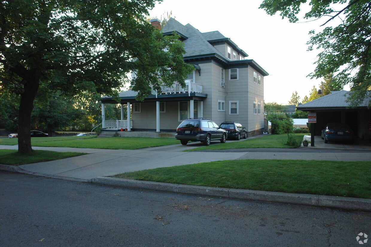 Building Photo - 627 S Maple St