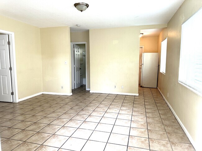 Building Photo - 148 NW 40th Ct