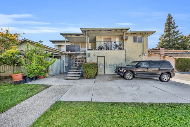 Building Photo - 3780 Moorpark Ave